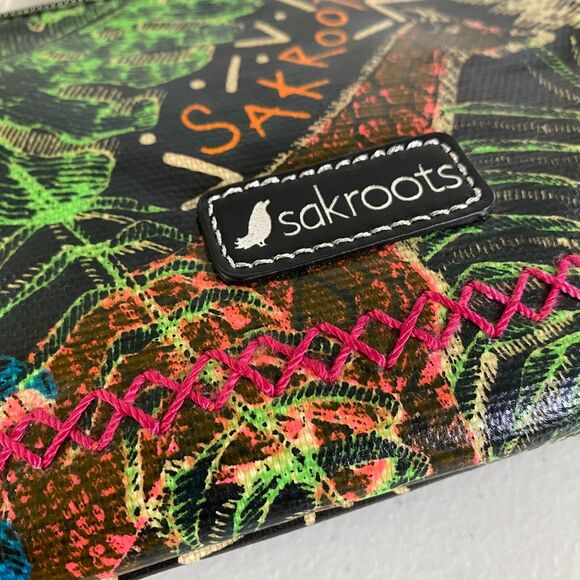 Sakroots Wristlet Artist Circle Black Wild Life Portable Power Bank NEW - Picture 3 of 10